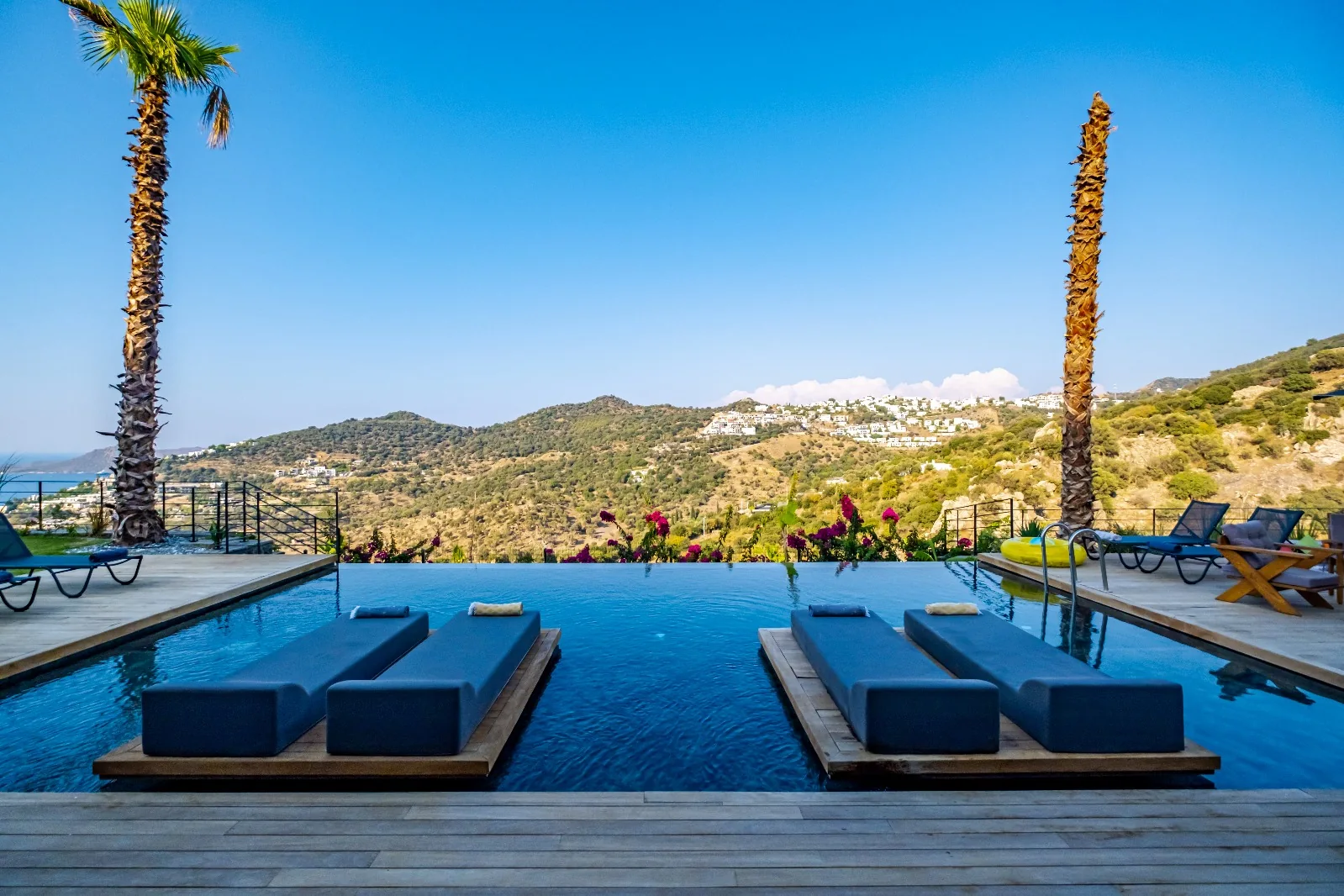 Bodrum’da sonsuzluk havuzu ve Ege manzarası